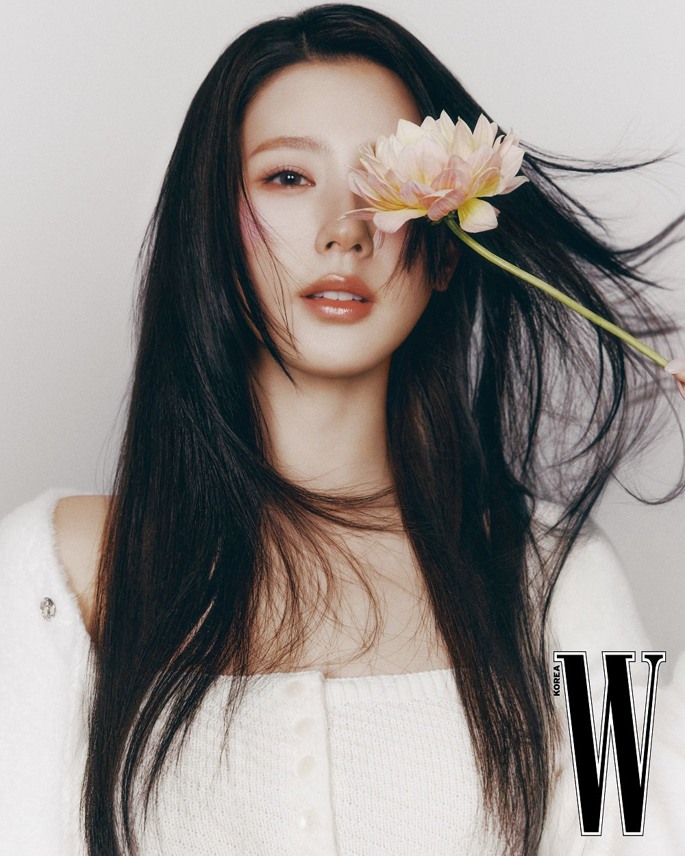 W | 2025 JAN. | KIM GO EUN COVER